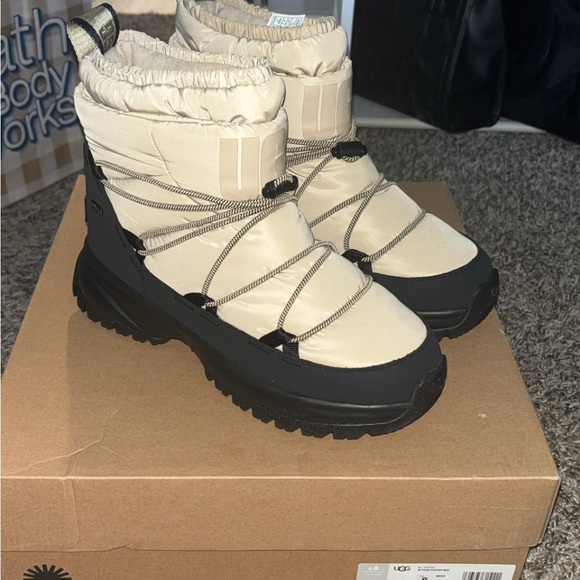 UGG Shoes - UGG Tan and Black Winter Boots